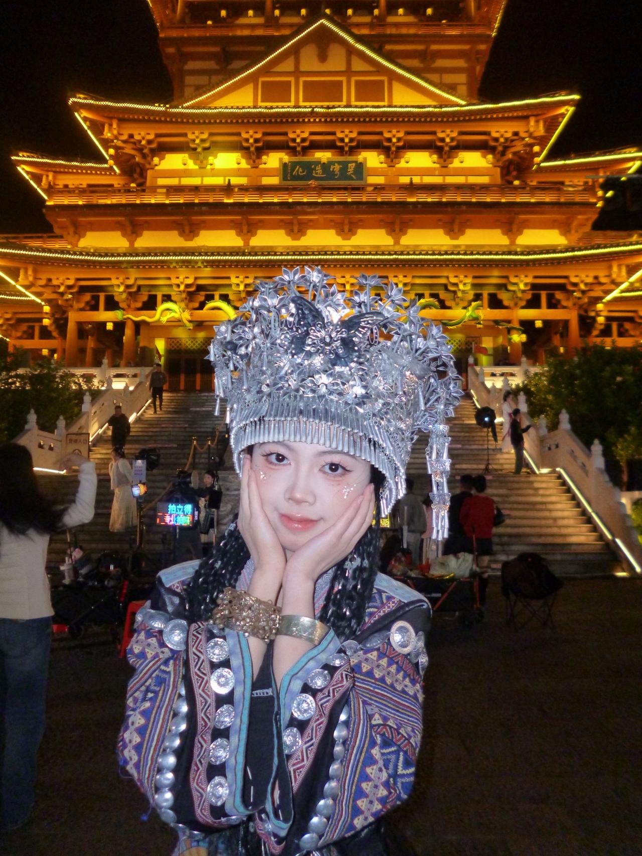 CCd夜拍几张小美女少数民族服饰民族服装苗族姑娘人像摄影