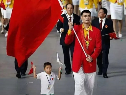 2008年，北京奥运会开幕式上，张艺谋看到姚明独自带领队伍上场，突然脸色一变，气