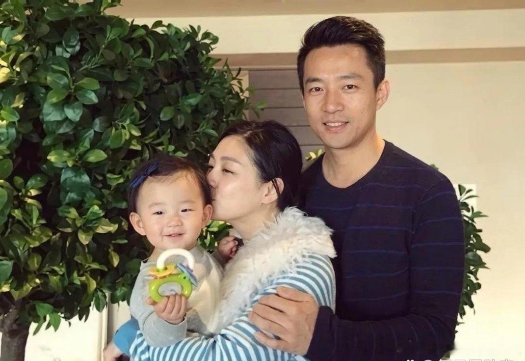 同样是汪小菲，两张全家福照片，愣是拍出了两种人生。​​​