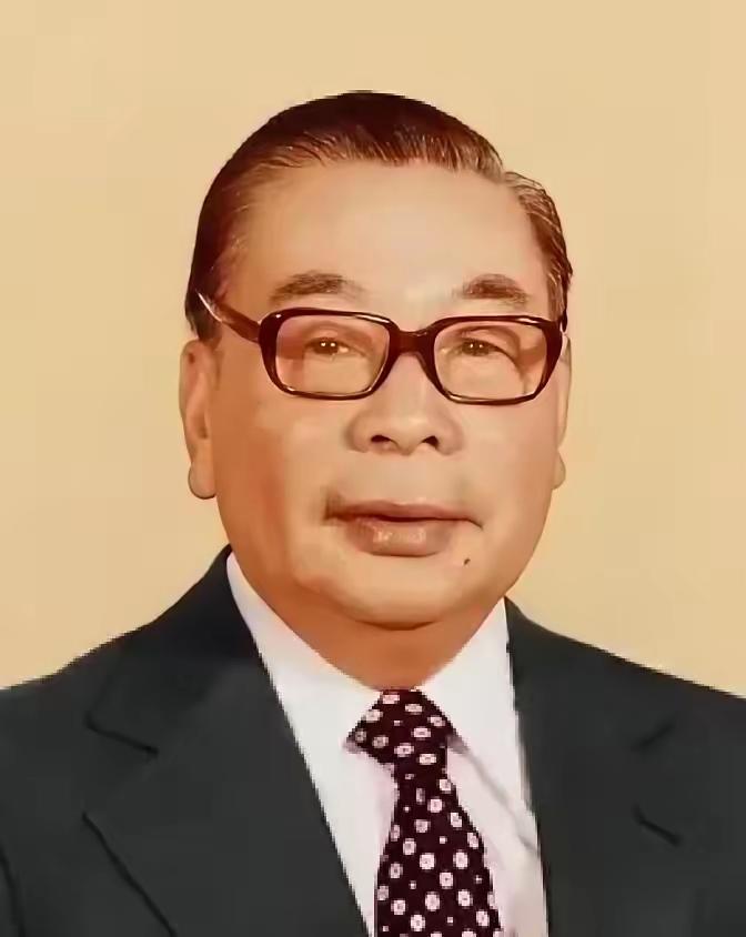 1986年，蒋经国赶去开会，半路身体忽然失控。车内四个人都闻到了臭味，谁也没敢说