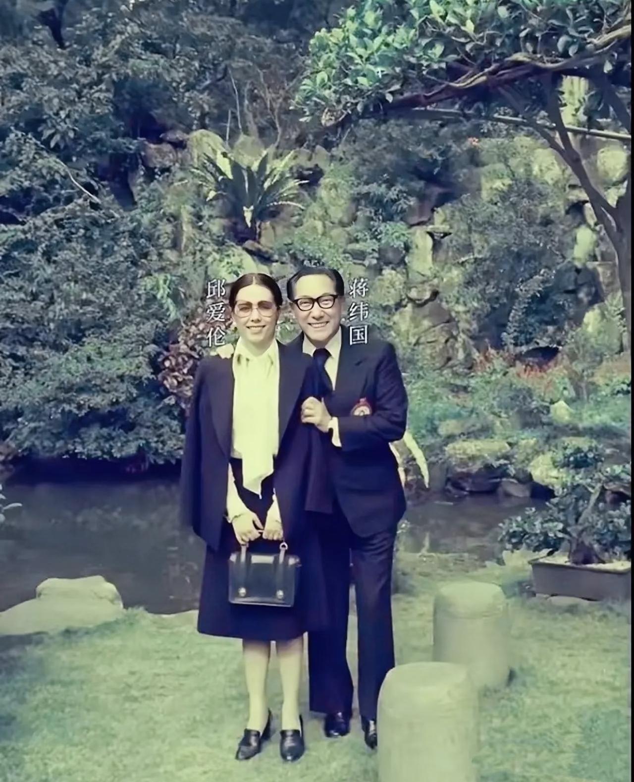 没想到这对看着着装体面、神态从容的中年夫妇，婚后大半辈子都在分居。右边是蒋介石养