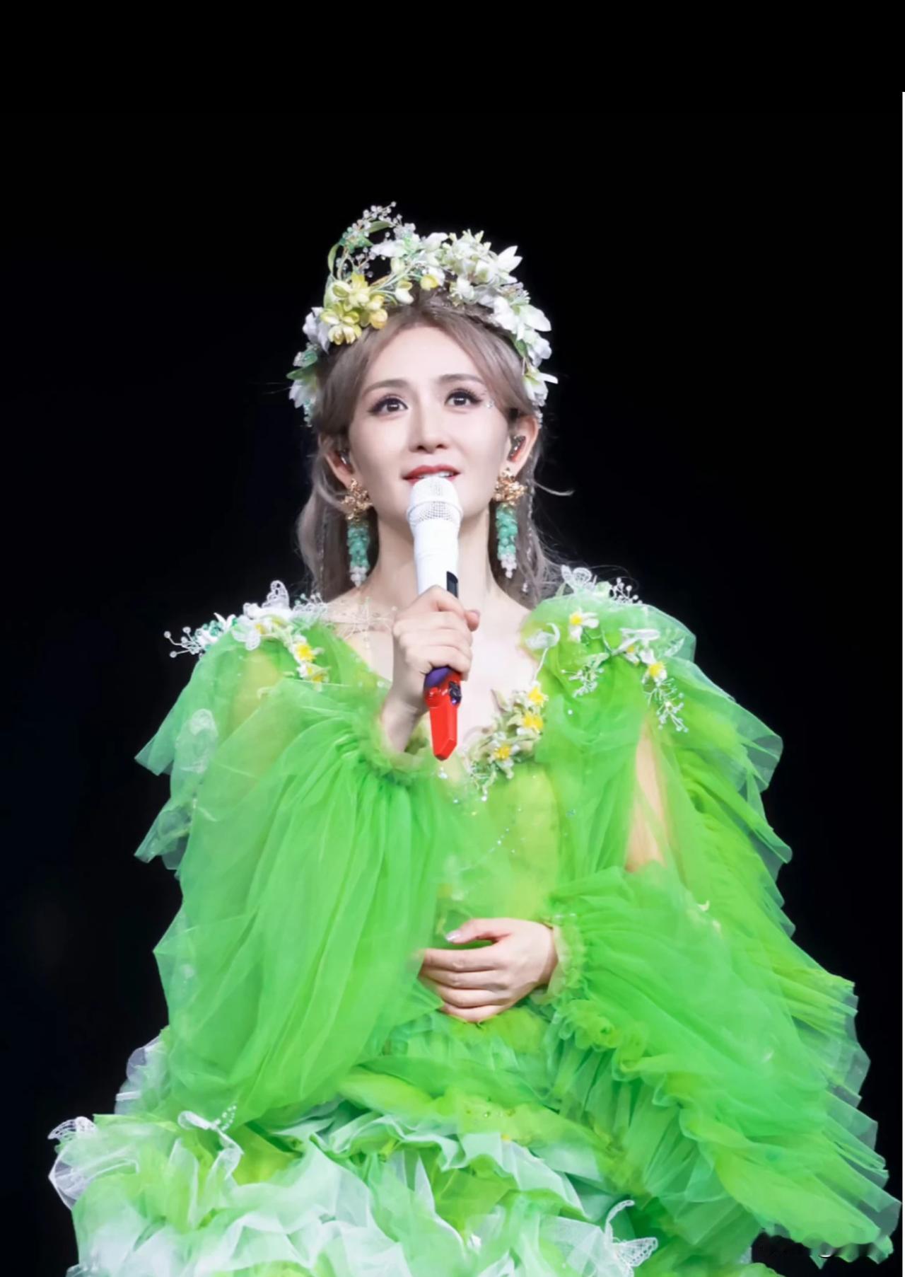 谁能想​到​呀！主持人开个​演唱​会，也能被揪着批评？人​民日​报最近​的评