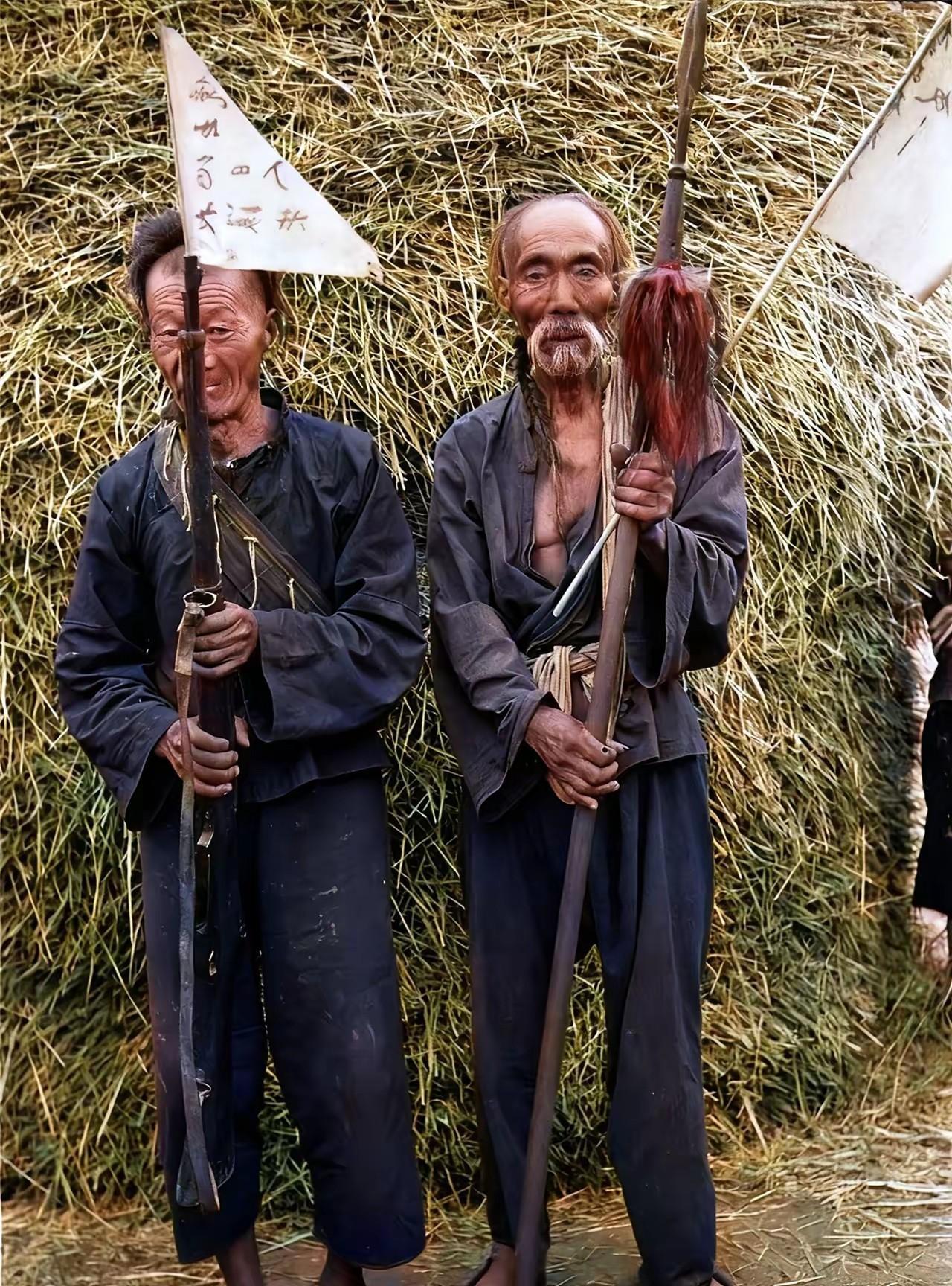 抗战时期，曾经参加过抵抗八国联军的义和团，已经在家种田多年的老爷爷翻出来了当年抵