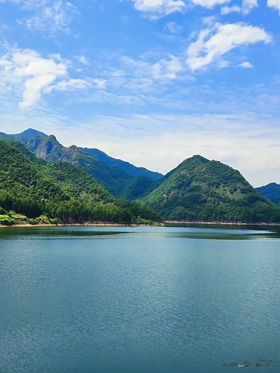 青山如黛，绿水含烟，仿佛走进了画中世界。🍃这样的风景，让人心旷神怡，烦恼尽消。