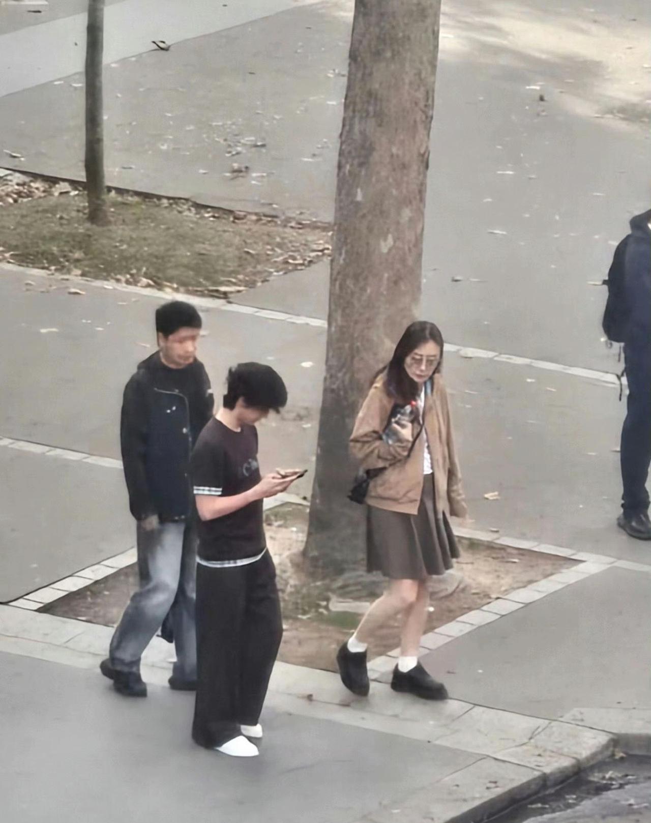 王一博在巴黎的路透来了。王一博深色的私服也太帅了。很有个性的。一博的衣品一直在