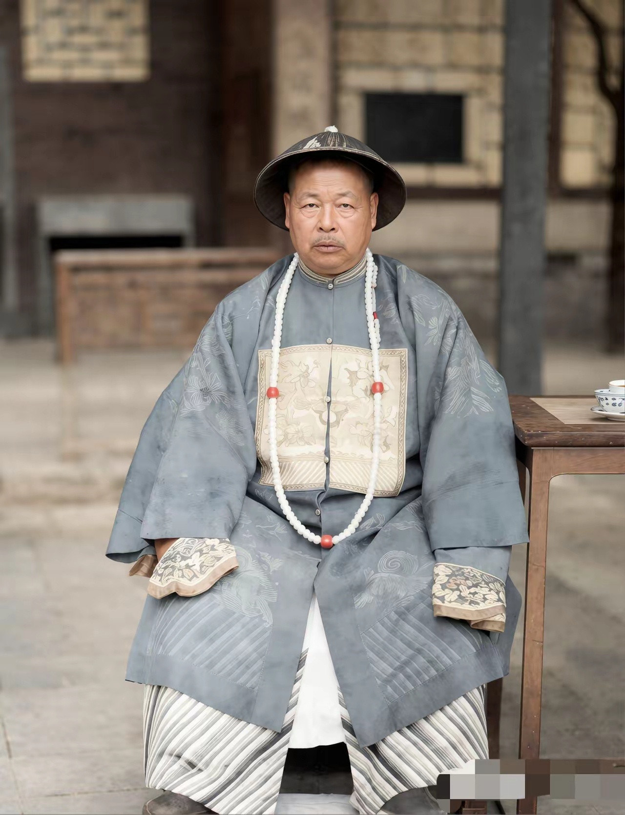 这才是左宗棠的真实容貌，1875年，他在兰州府衙留影，次年抬棺出征。