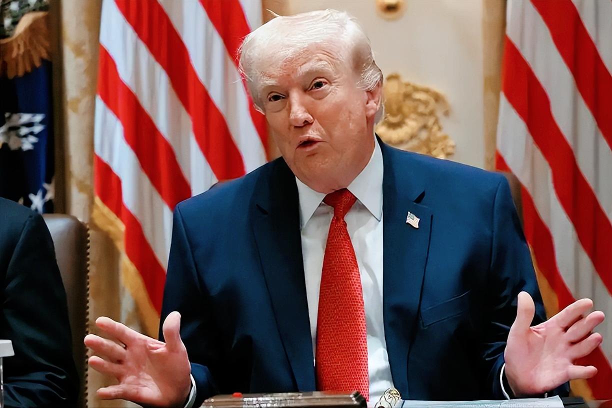 一点面子都不给了，白宫爆发了一场让全球都惊掉下巴的名场面，特朗普当着媒体的面一边