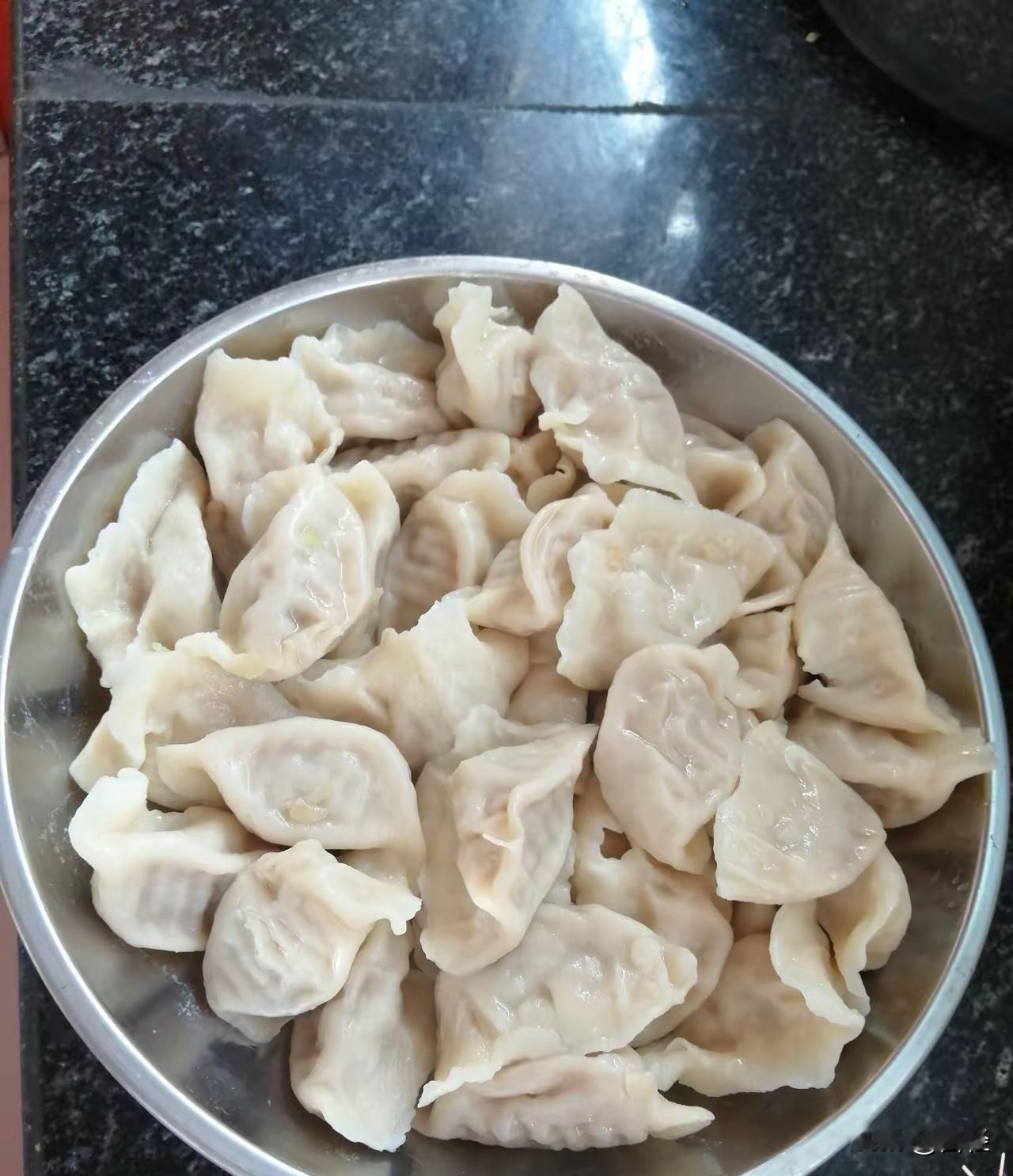 吃饺子谁家不是一人一盘饺子或者用碗盛的？我妈就偏不，她都是直接用大盘装上，然后