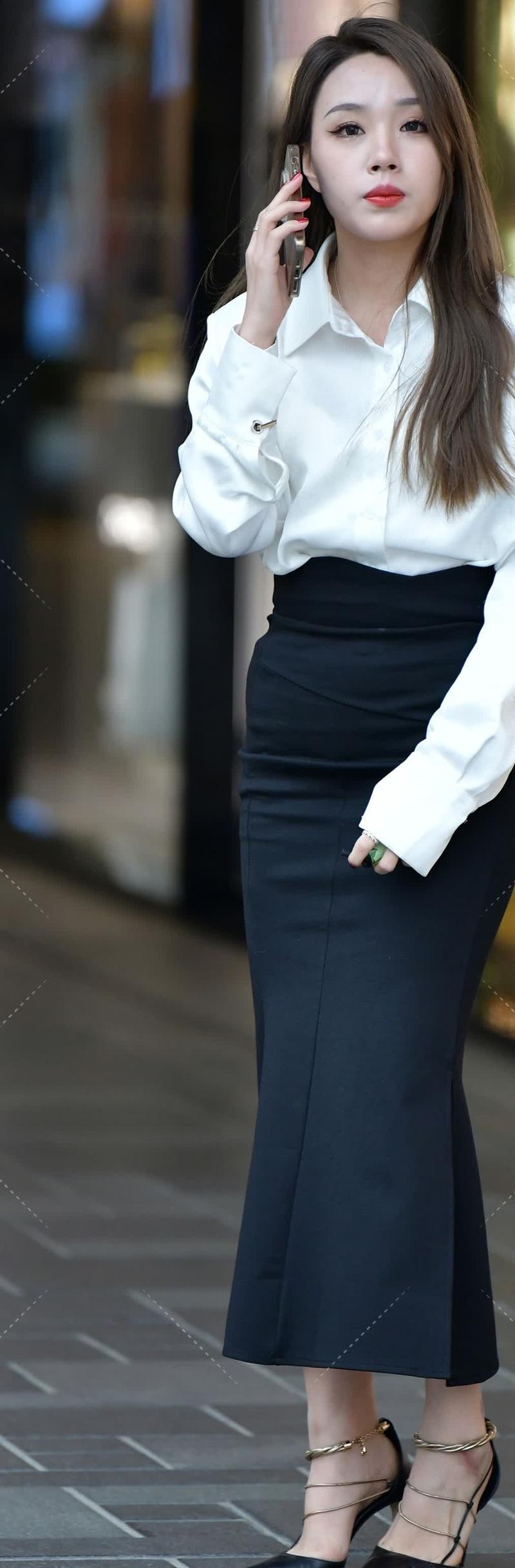 黑白配要穿出高级感小心机可不少用“滑溜溜”缎面白衬衫搭配鱼尾黑裙这组合堪