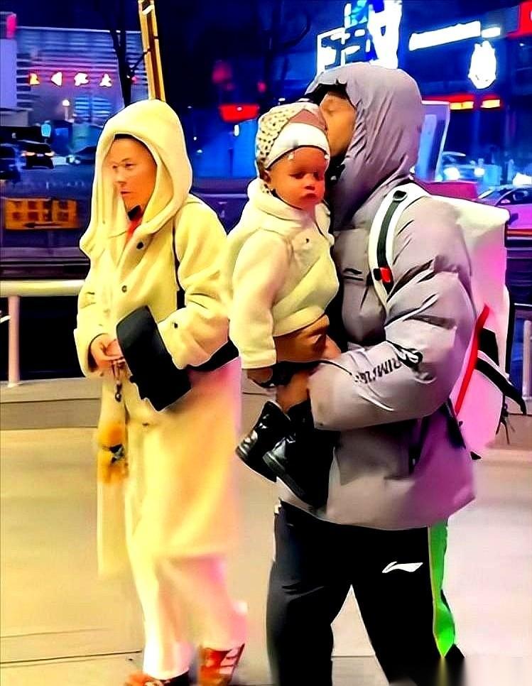 《篮球场上的孤胆英雄：胜利的代价是一张单程机票》