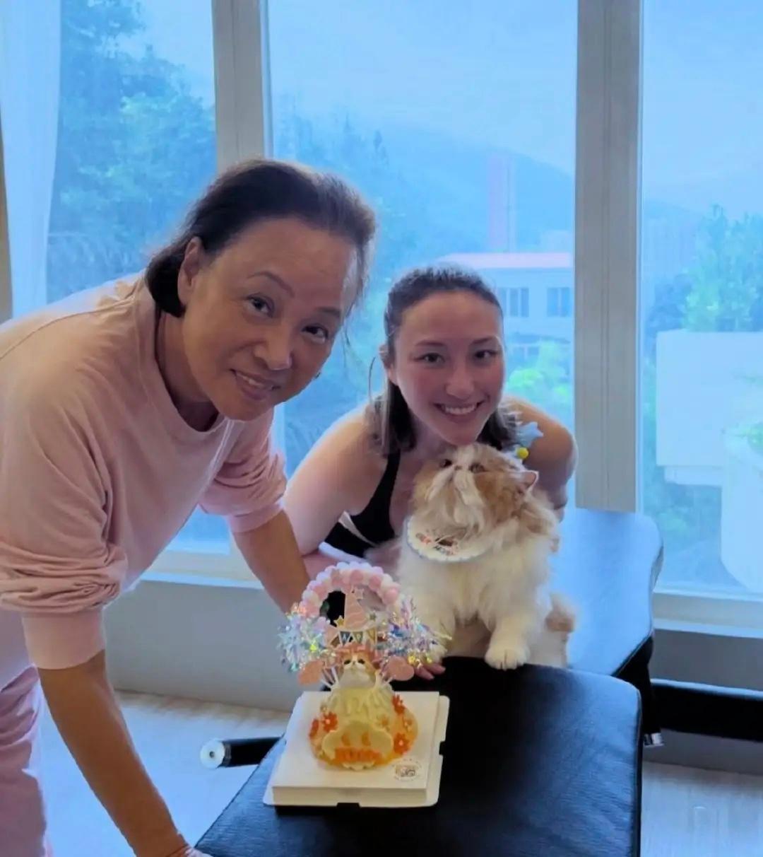 73岁赌王三太陈婉珍最新近照，她给儿子女儿庆祝生日，整个人看起来苍老了好多，脸色