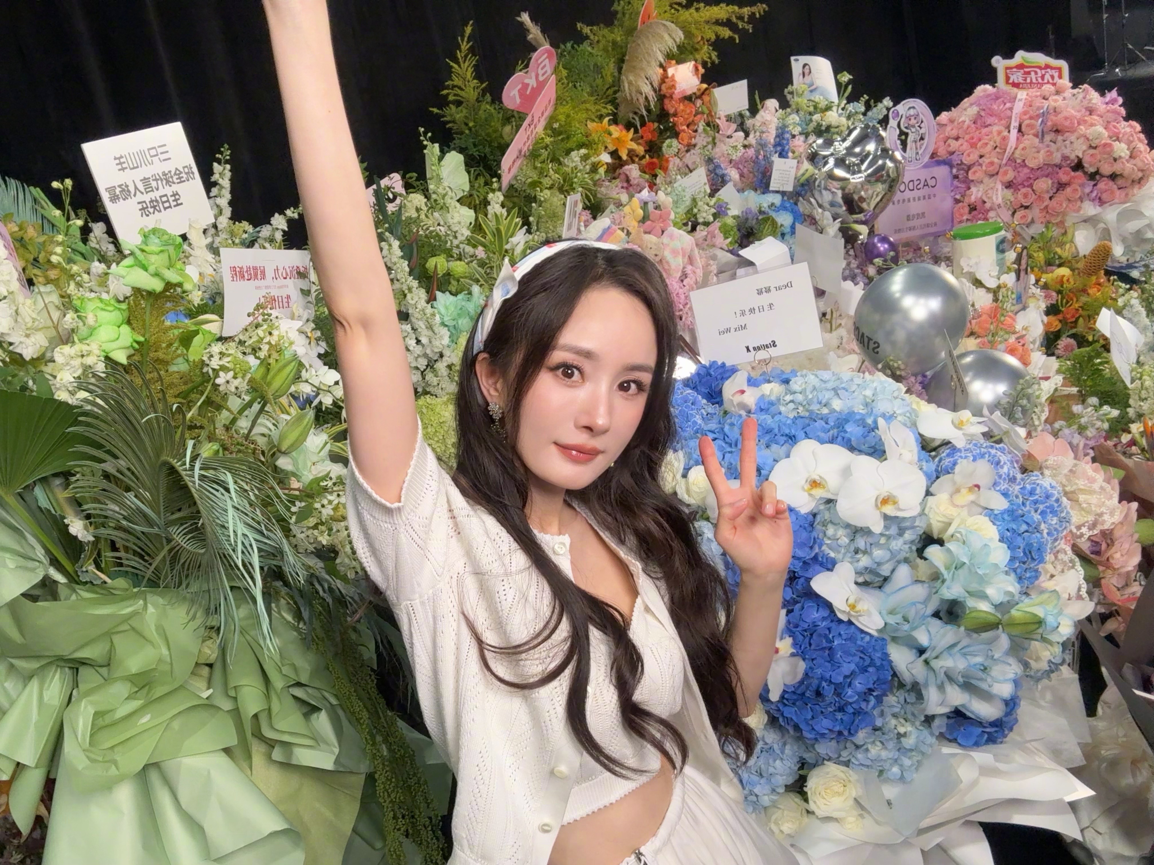 杨幂ym品牌方给杨幂的生日花海排面被幸福包围的小幂​​​
