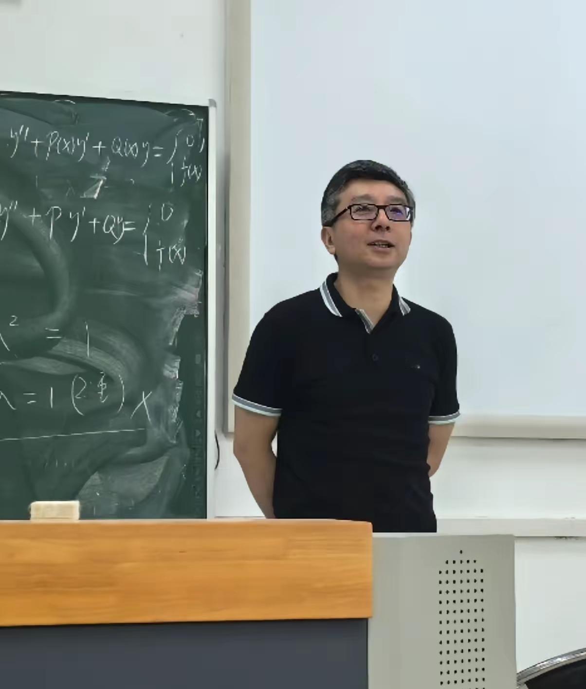 刚刷到消息时着实感慨，南大数学学院院长、杰青喻良主动辞去院长行政职务，理由简单直