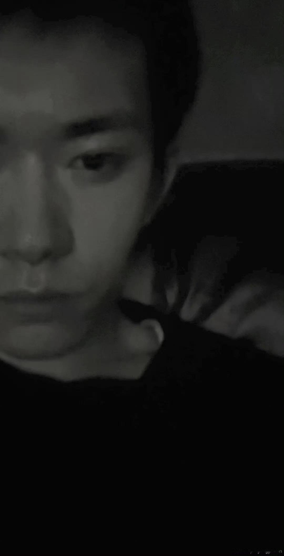 易烊千玺头发剃了易烊千玺把头发剃了易烊千玺把头发剃了！！无缝进组给粉丝晒自己做