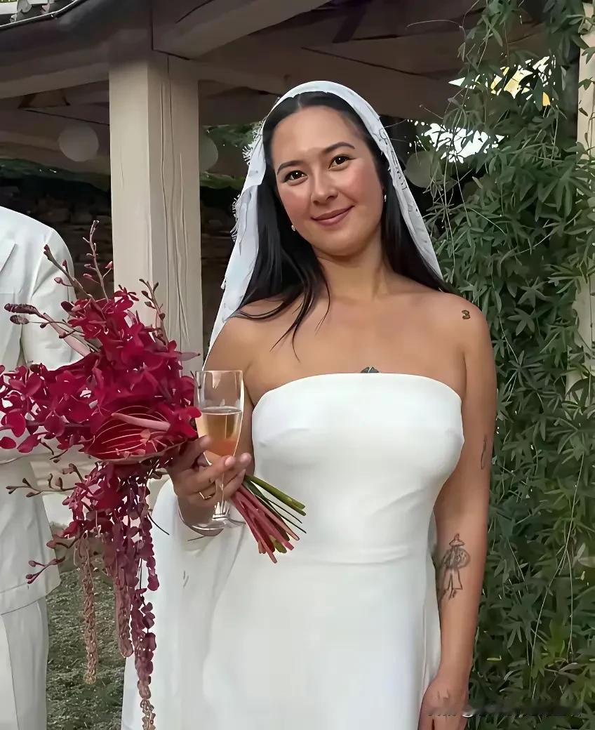 姜文的女儿，脸型还是很像父亲的。一看就是有个性的女孩子，身上有很多小的纹身造型
