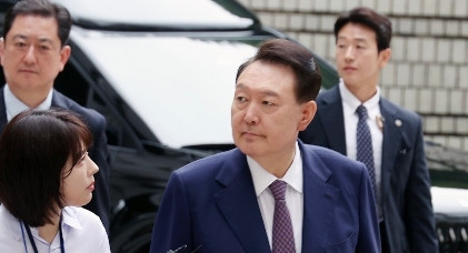 尹锡悦拒绝配合！第3次了当地时间19日，根据韩国警方要求，前总统尹锡悦必须到案