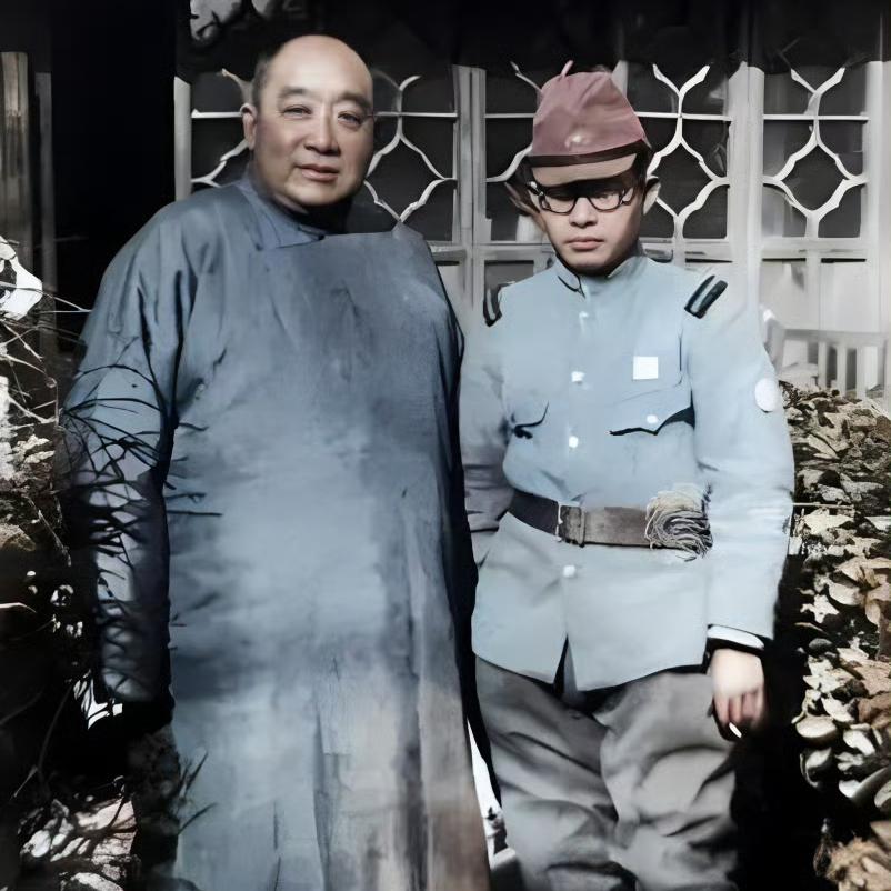 这个脑满肥肠的汉奸就是包善一，照片拍摄于上世纪40年代，包善一大腹便便的和日本军