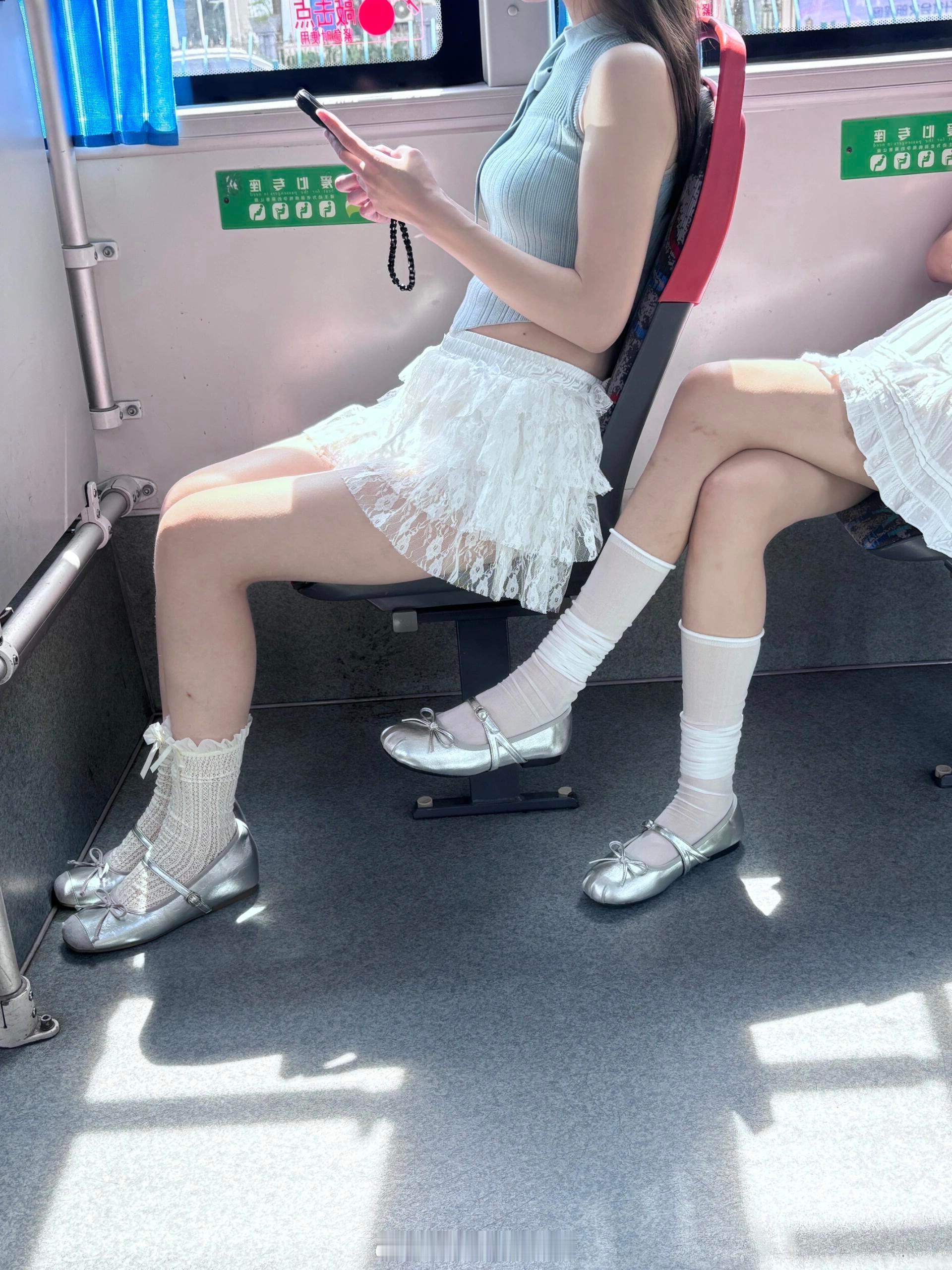 公交车上看见的，二选一急急急！！！公交车上虽然两个小姐姐都穿了芭蕾鞋，但是差别好