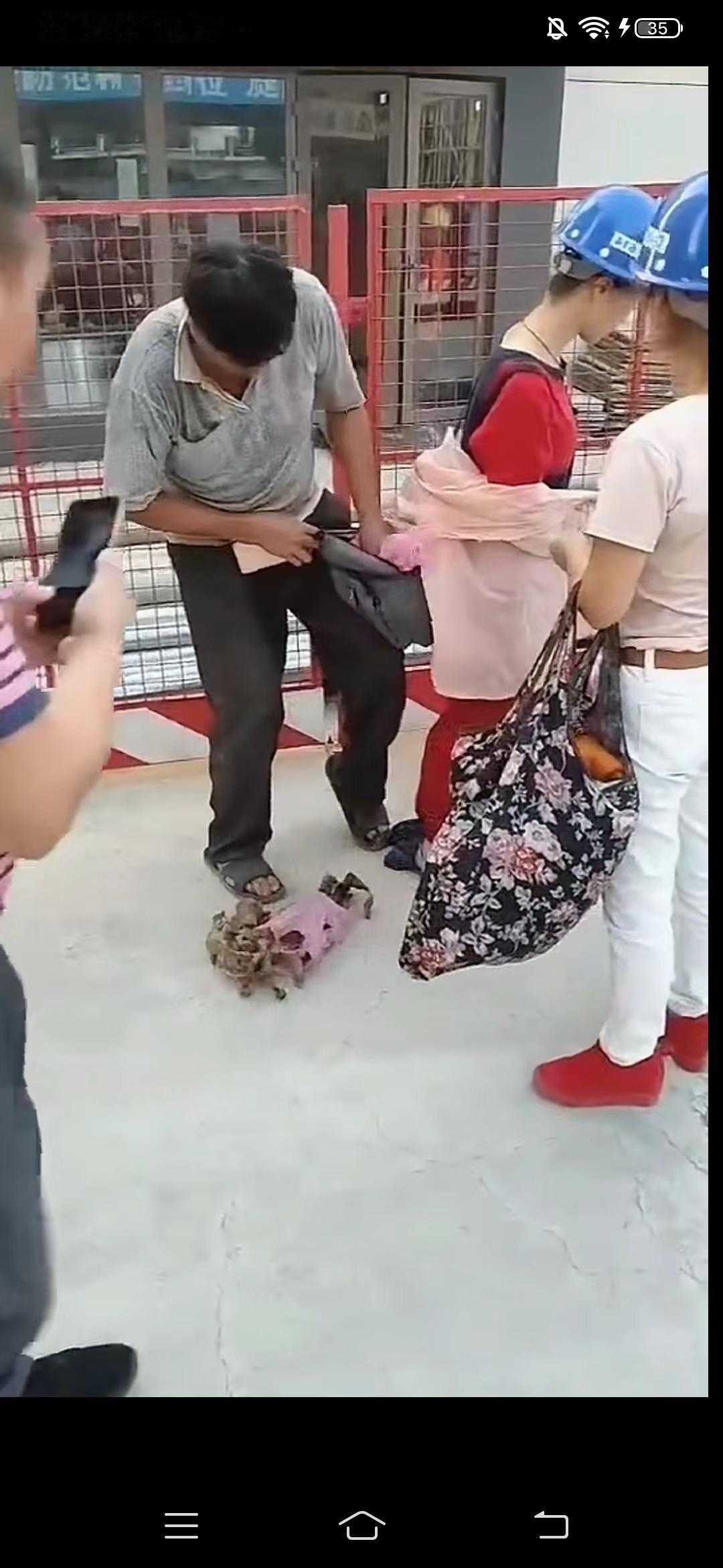 大姐顺手偷铁扣被逮了9月24日，在一处建筑工地上，一女工顺手将十几个铁扣子，捡