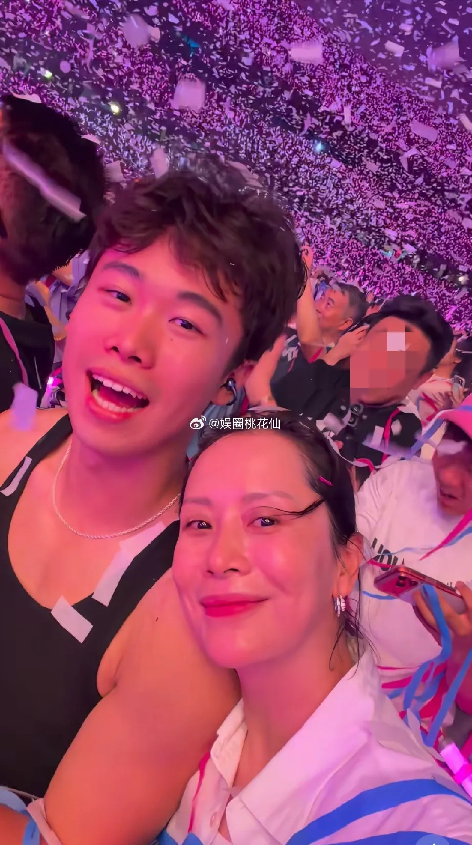 海清19岁儿子近照曝光，小名蛋妞的他长成了180肌肉大帅哥，硬汉长相却是暖男性格