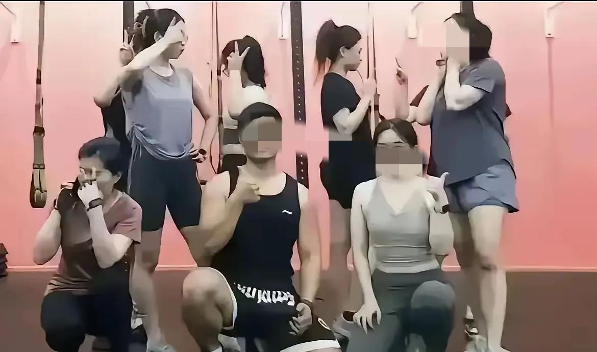 十年爱情，终究还是输给了健身房的荷尔蒙。一对从校服走到婚姻的夫妻，十年感情六年