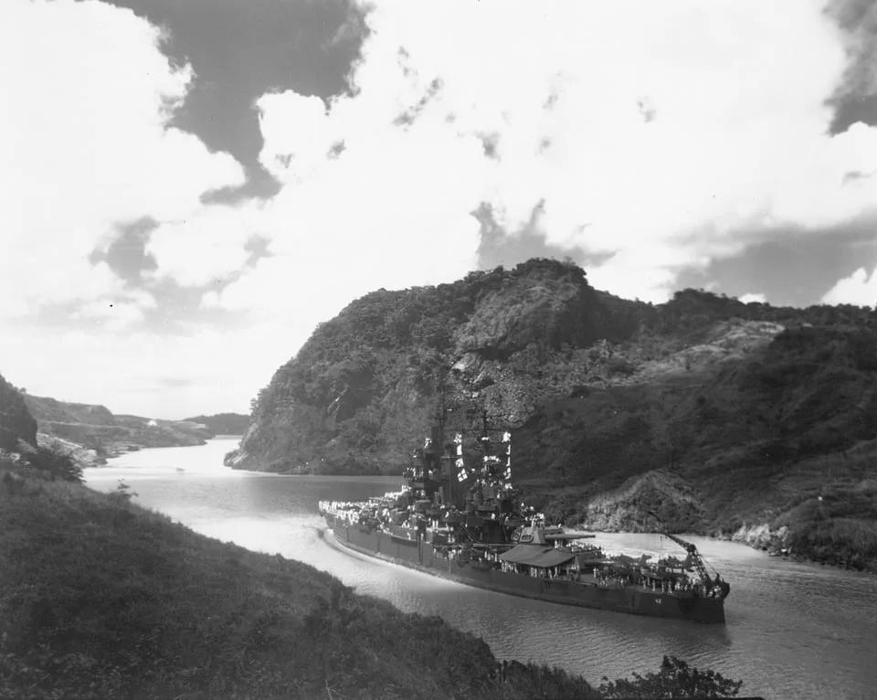 [呲牙笑]不知道为什么，看到这张照片就想起了一种中国古代乐器——1945年10