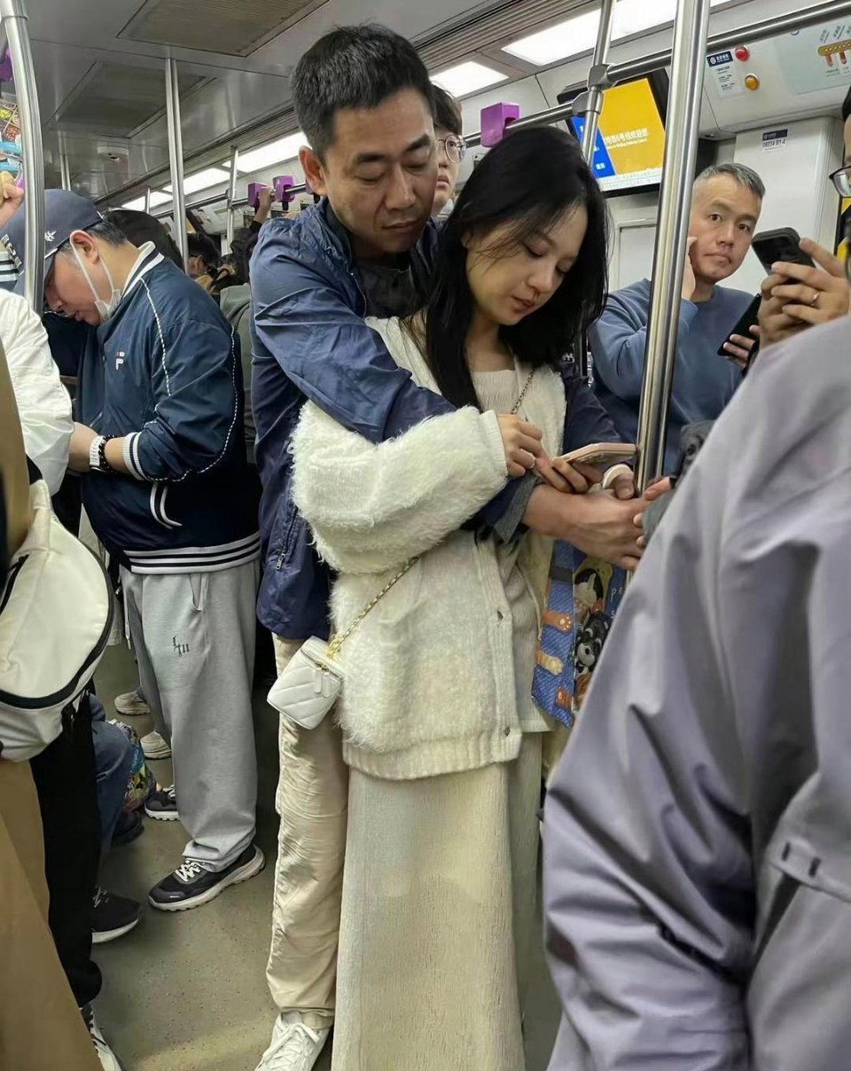 地铁上看到的，真是把老婆当女儿宠啊。