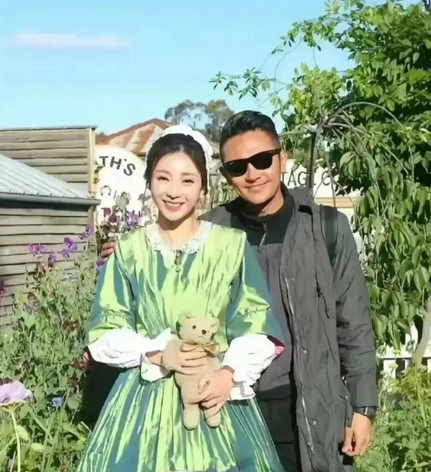 柳岩旁边这个帅哥看着好眼熟，就是叫不出名字来。[捂脸哭][捂脸哭][捂脸哭]