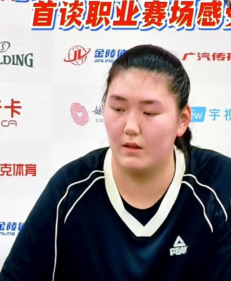 山东女篮的张子宇，又打了一场让人有点看不懂的比赛，9分钟6投全中拿下15分，内线