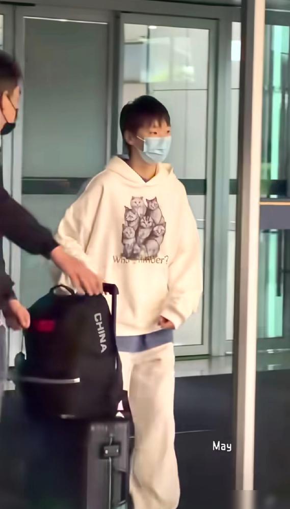 王曼昱穿上这身白得发亮的私服，谁能想到她刚从“活地狱”里爬出来？赛场上的她