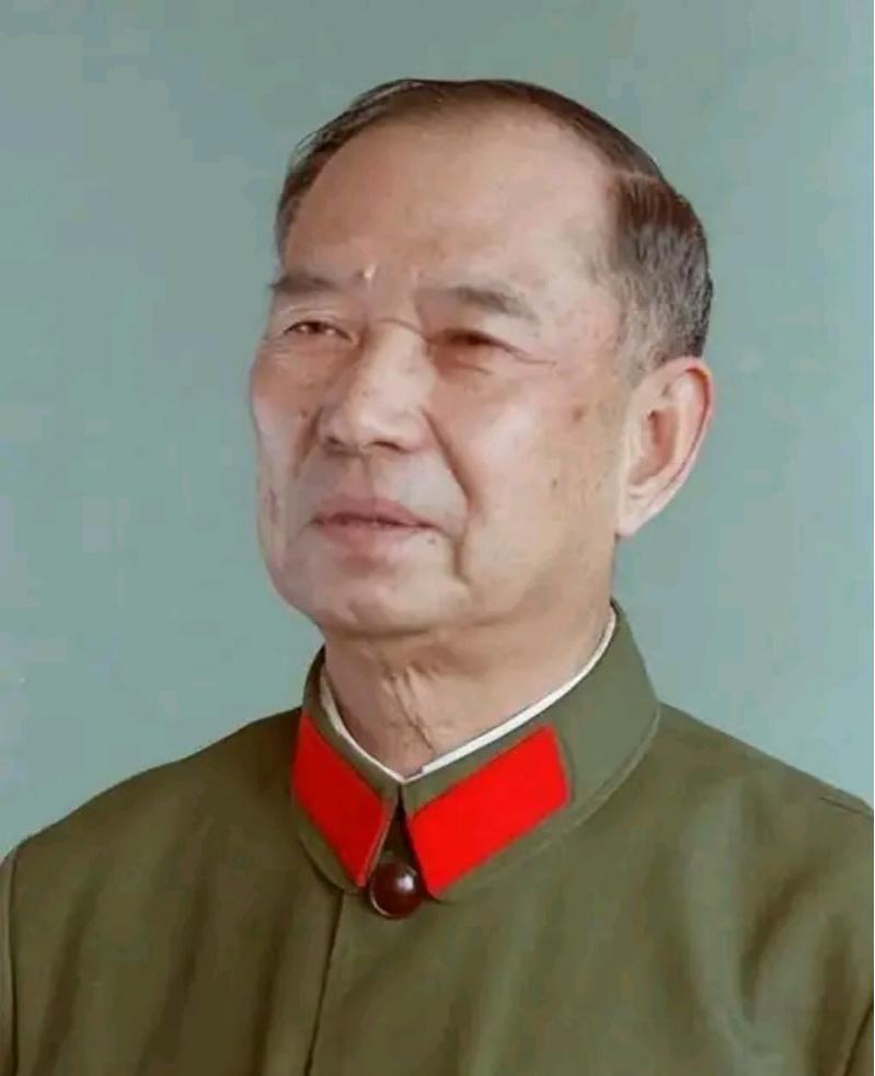 1982年，开国少将尤太忠视察部队，突然视线紧紧盯着一名小战士，心想大事不好，立