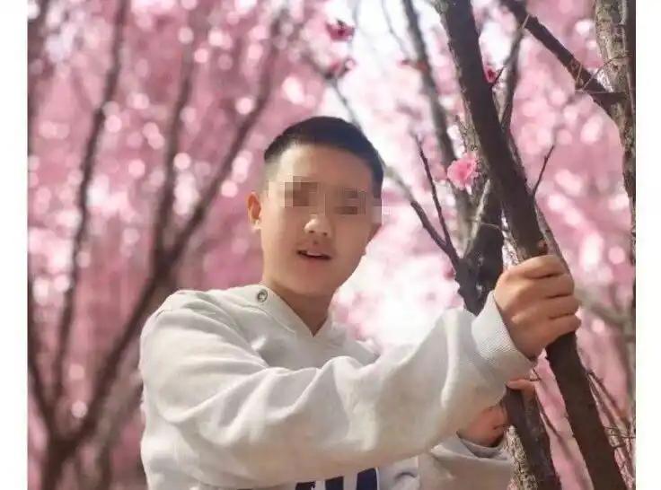 11月2日，一个母亲含泪艰难地做出了捐献儿子器官的决定。事情还得从那