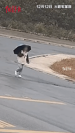 “太幸运了！”火箭军某部，一女孩打着雨伞路过军营，突然，她踉跄着走向执勤哨兵，哨