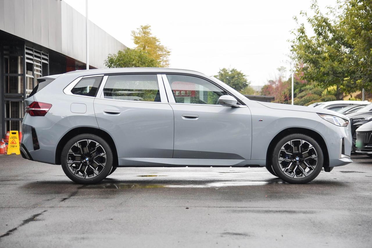 很多人说这一代的宝马X3，外观也丑，内饰也丑。但实际上你去店里面看一下现车的