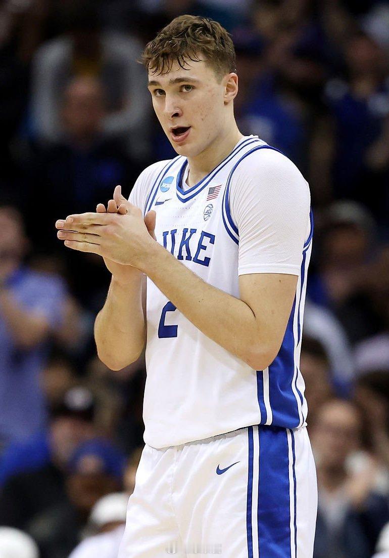 大范建议NBA取消选秀大会，菜鸟都可以自由球员身份谈球队签合同，如果有人愿意给弗