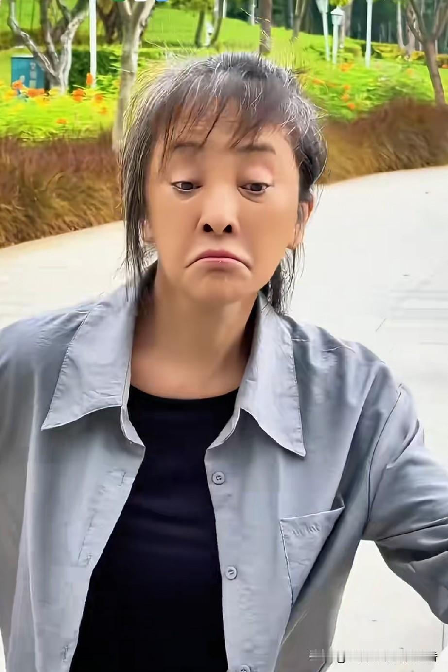 李勤勤是个乐天派，平日里大大咧咧，活得潇洒自在，想做什么就做什么。同时，她也是个