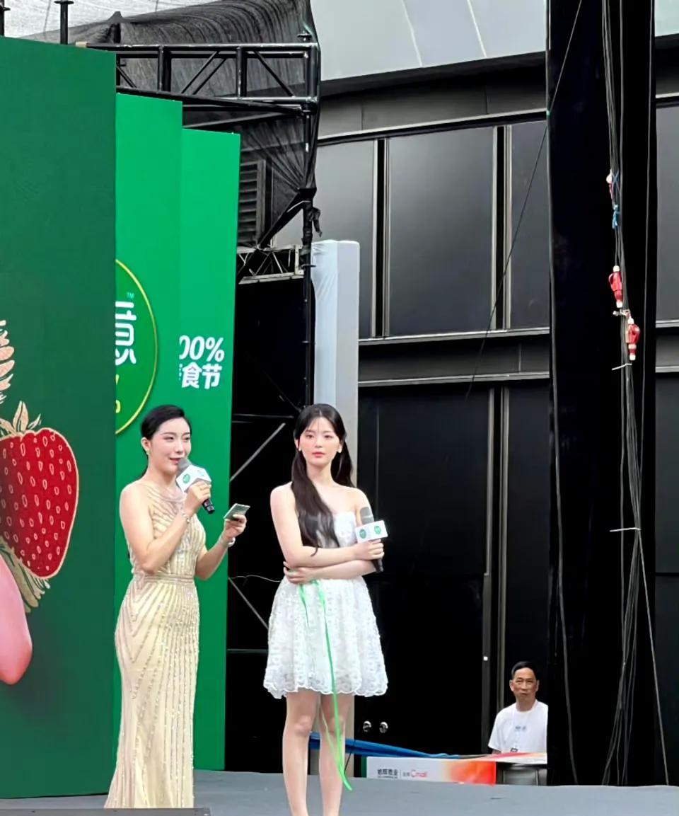 很多人都有这种感觉，杨超越线下看简直美炸了，像小仙女一样，身材比例也超棒。其实她