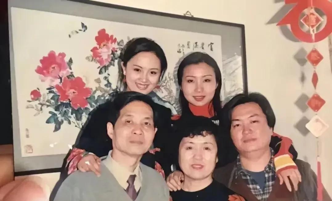 演员朱媛媛全家福照片曝光，一家五口人，哥哥和姐姐像爸爸，媛媛和妈妈长得最像，媛媛