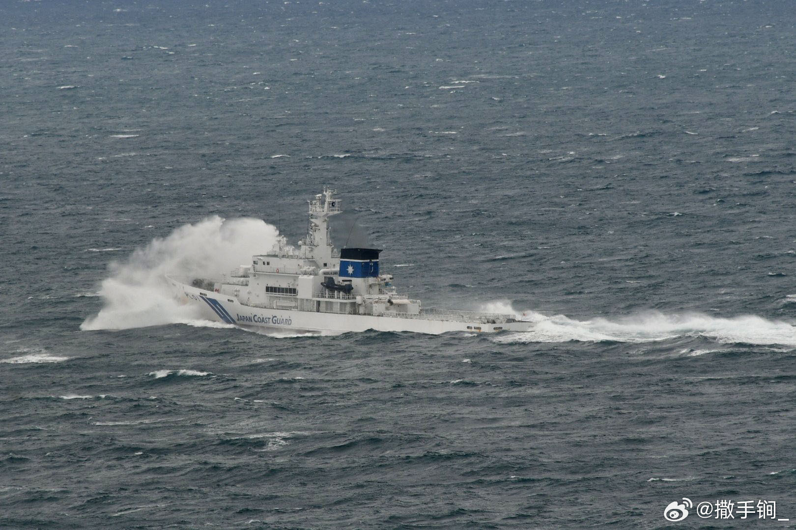 海保PL-01“隐岐”号巡视船昨天在境港岸边的日本海艰难跋涉，并被浪头埋首。一眼