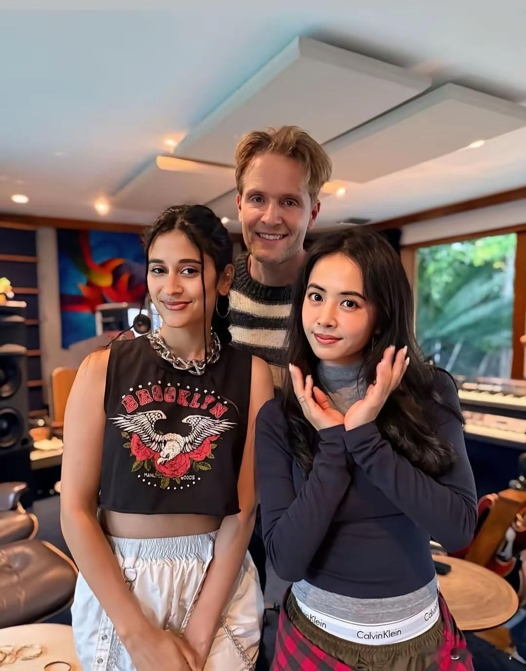 蔡依林故意里裤外露，这么明晃晃秀logo，品牌方还犹豫啥，以她的知名度，不考虑考