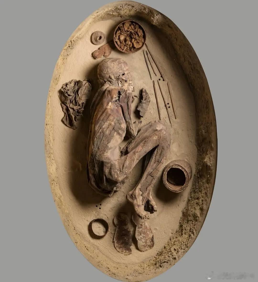 一具成年男子的自然木乃伊尸体考古遗址：埃及。材料：有机材料。时期：前王朝时期，纳