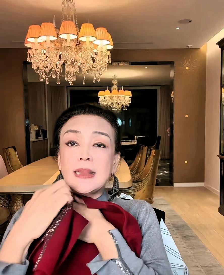 兰姐直播风波始末，网络暴力下的无畏与担当兰姐那天直播，突然黑子就来了，好多恶意