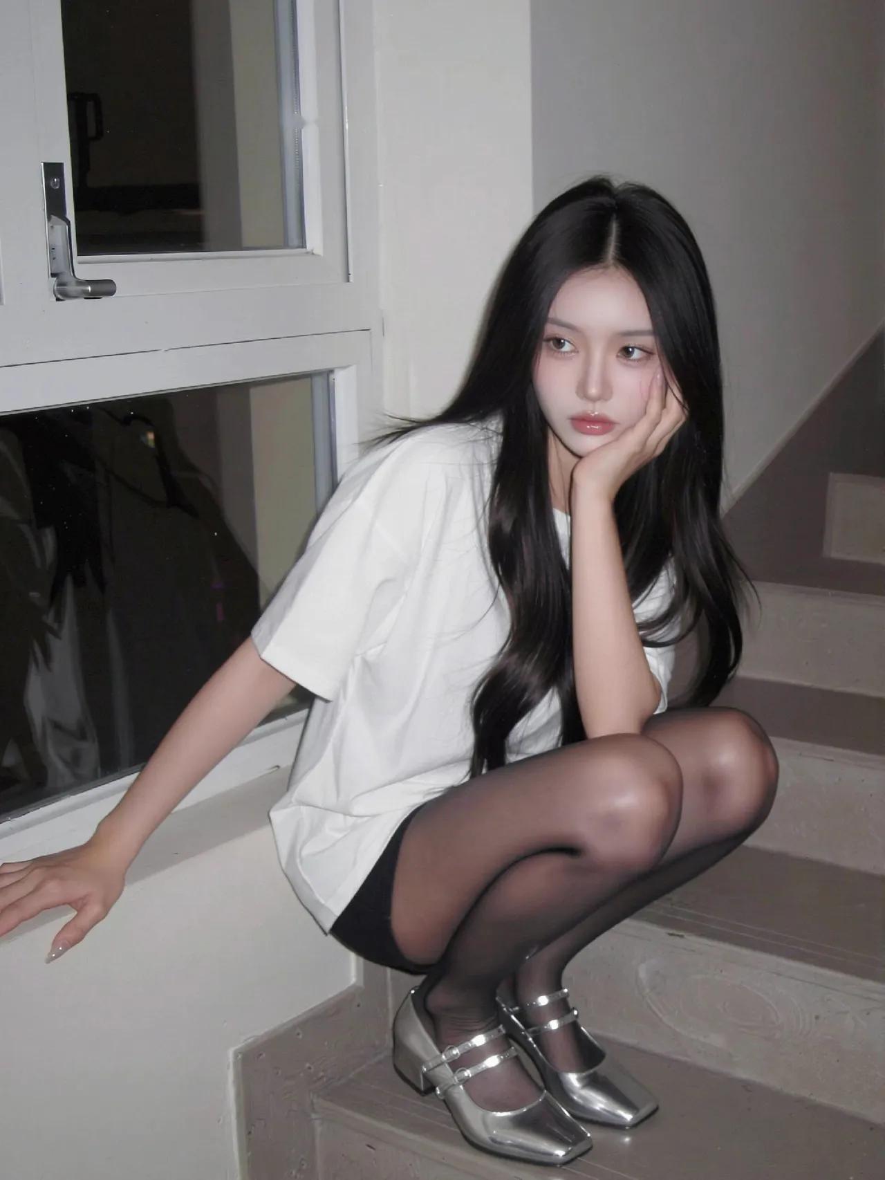 女生穿白衬衫搭配职业装很漂亮的，还给人干干净净的感觉，不然也不会很多职场会这么穿