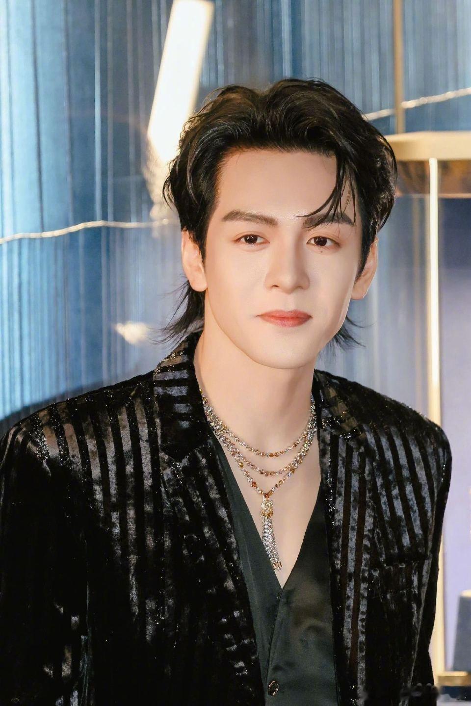 曾舜晞丈夫的容貌妻子的荣耀颜值气质双在线！曾舜晞巴黎街头黑西装封神，行走的人