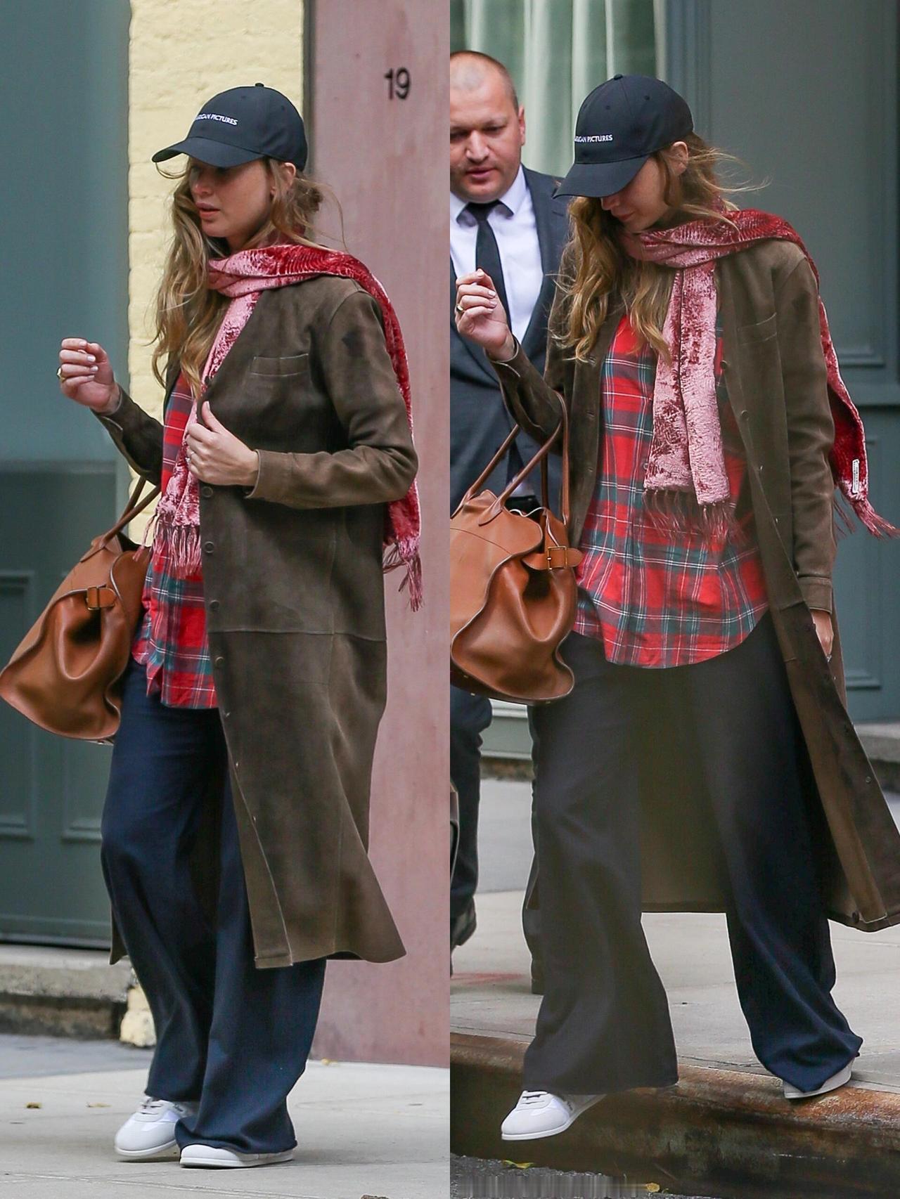 JenniferLawrence氛围感街拍！巧克力棕麂皮长款大衣沉稳复古，内
