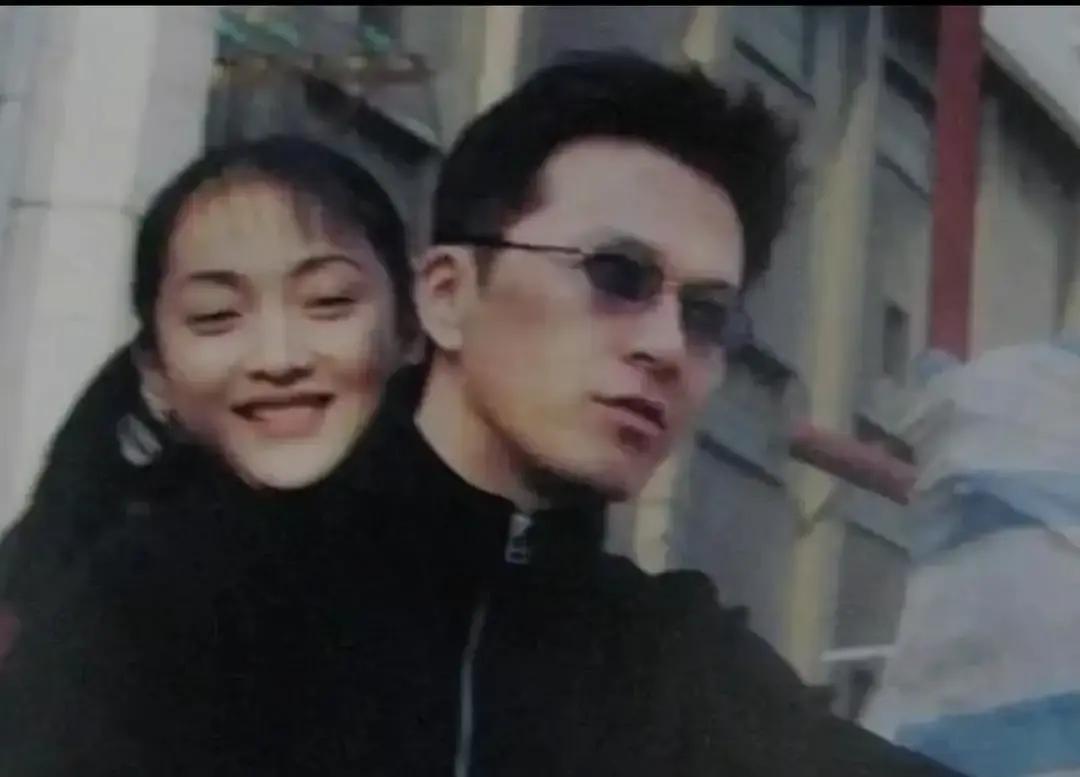 当年何冰去考中戏，一扭头瞅见个个子高高的、帅得一塌糊涂的男生，就连旁边巩俐和伍宇