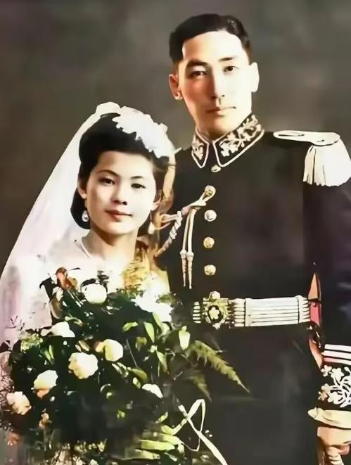 1942年，蒋纬国看到一位美丽的少女，上前和她搭讪：“小姐，报纸能借我看一下吗”