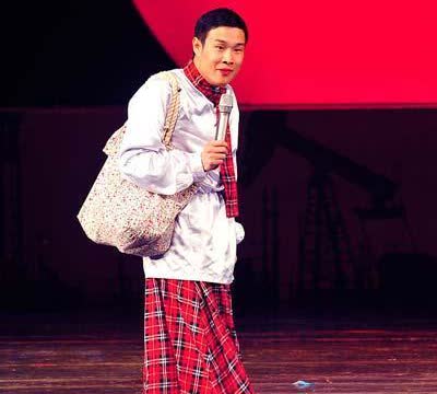 2009年，小沈阳受邀来常州商演，上场之前，助理拿出一张机票问主办方：“哎，你们