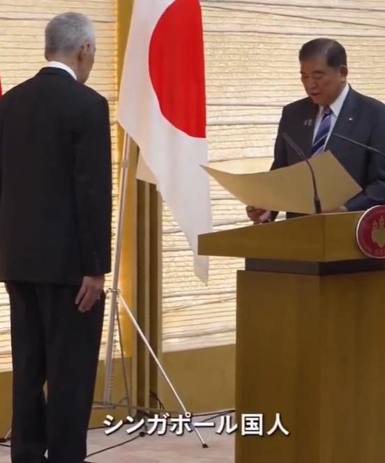 对于新加坡的举动简直无语！你说不来参加9·3阅兵也就罢了，李显龙还巴巴地跑到日本