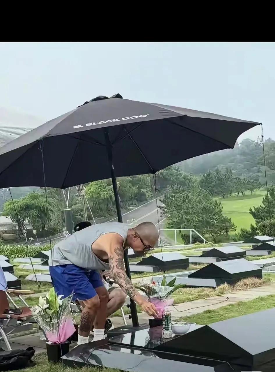 有人说刘建国去墓地直播为什么还带着个人，他去参观公共墓地带个人不是很正常吗？